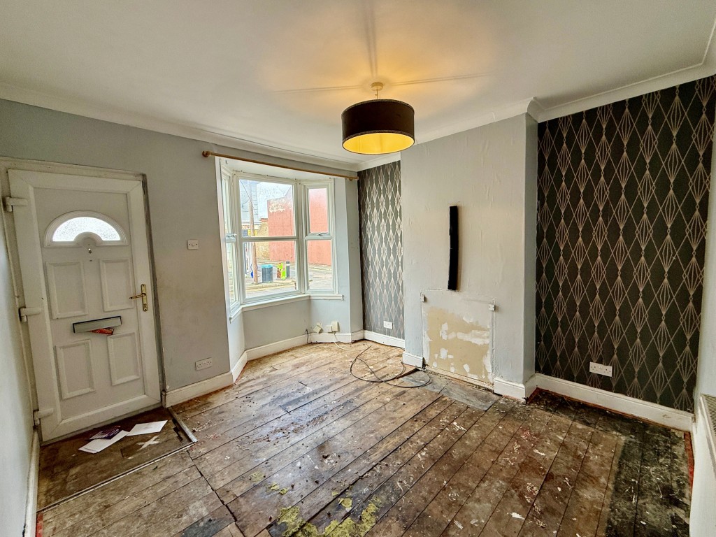 Lot: 76 - TERRACE HOUSE FOR REFURBISHMENT - Living room with bay window